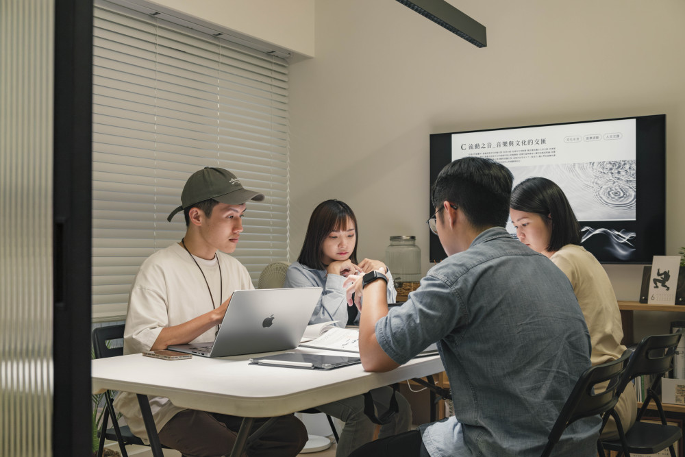 The implementation of digital tools—HubSpot and EMILY.RPA—combined with an intrapreneurial mindset and incubator initiatives, has positioned Hand Heart Design for innovative transformation and primed it for global expansion.